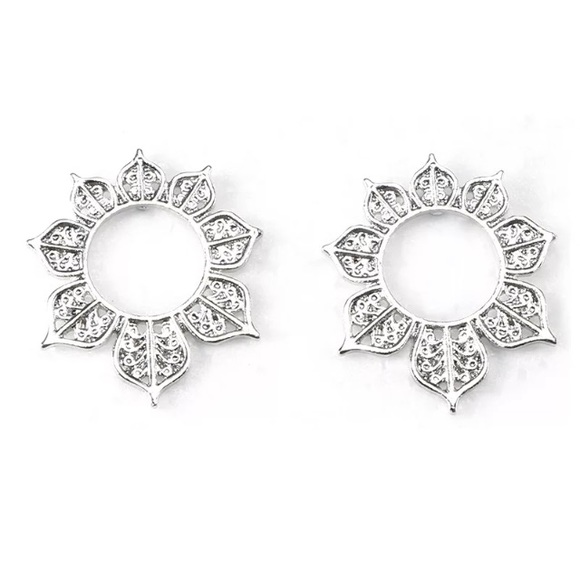 Last one! Boho silver Sunflower Stud Earrings - Picture 6 of 9